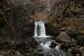 Landschaftsbild auf Island, Landschaft am Valagil Wasserfall
