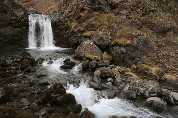 Landschaftsbild auf Island, Landschaft am Valagil Wasserfall
