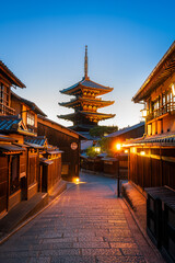 Naklejka premium A narrow street featuring a beautiful Yasaka Pagoda in the background in Kyoto Japan