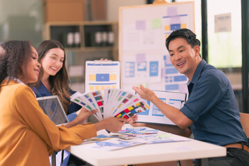 Obraz premium A team of successful Asian business men and women present team meeting minutes and present office collaboration ideas.