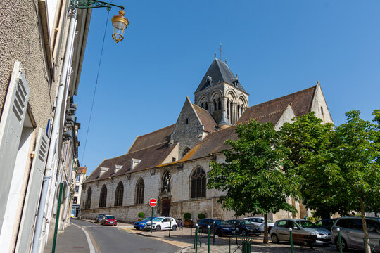 Etampes, France - 31 juillet 2024: Vue ext&eacute;rieure de l'&eacute;glise Saint-Basile, &eacute;glise catholique construite &agrave; partir du 12&egrave;me si&egrave;cle et class&eacute;e monument historique