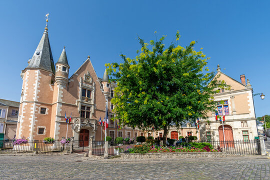 Etampes, France - 31 juillet 2024: Vue ext&eacute;rieure de l'h&ocirc;tel de ville d'&Eacute;tampes, commune fran&ccedil;aise situ&eacute;e au sud-ouest de Paris, dans le d&eacute;partement de l'Essonne, en r&eacute;gion &Icirc;le-de-France