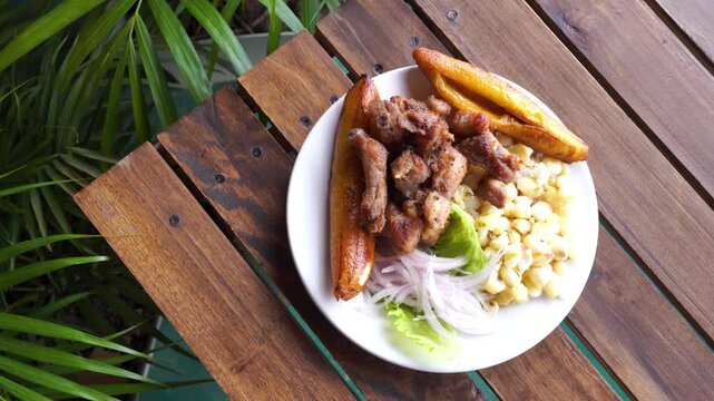 Exquisite fried with mote, banana and salad