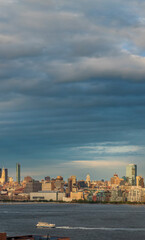 Obraz premium View from New Jersey to the Manhattan skyline at sunset, New York, USA.