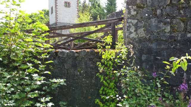Drohnenaufstieg aus Burgraben &uuml;ber alte Holzbr&uuml;cke mit Blick auf Turm