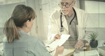 Obraz premium Senior doctor giving prescription to his patient, geometric pattern