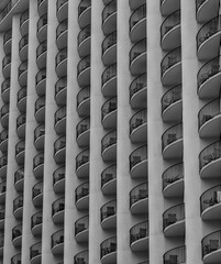 Obraz premium Black and White View of a Building with Identical Patios.