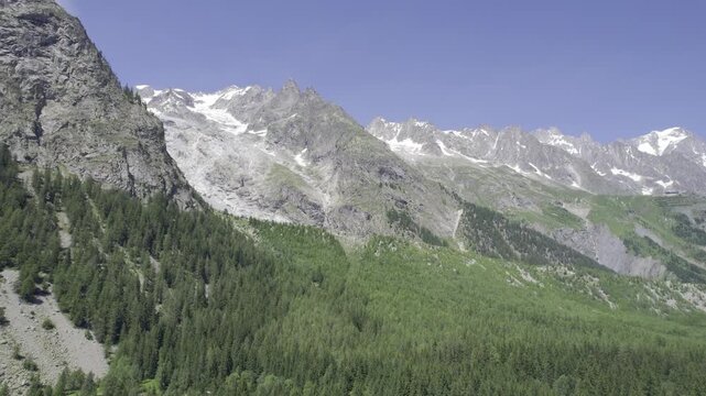 video drone paesaggio montuoso, risoluzione 4k