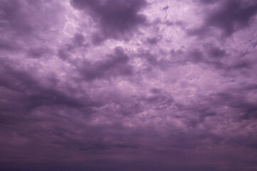 Obraz premium Purple-dark sky with clouds all the way to the horizon blocked the sunlight, gloomy sky with lilac light