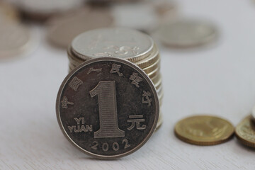 A close-up of the 1 yuan metal coin.