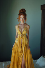Schöne rothaarige Frau mit Kleid
