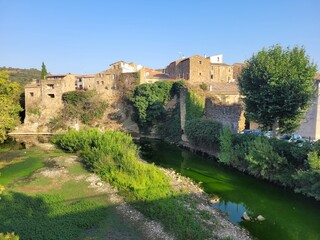 Village de Gabian dans l'Hérault, rivière Thongue et maisons, Languedoc Roussillon, Occitanie France