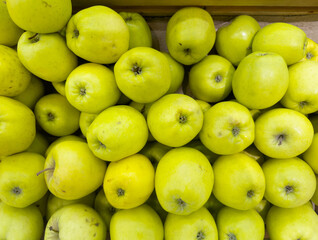 choosing fresh fruits (apples, pears)