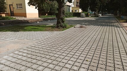 Remont ulicy w parku. 