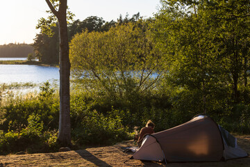 Camping mit Zelt am See in Schweden im Sommer.