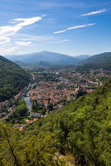 Obraz premium Vue sur Foix, les Pyrénées et l’Ariège depuis la Croix de Saint-Sauveur, sur les hauteurs de la ville