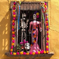 Obraz premium Window decorated with flowers and skeletons for Day of the Dead in San Miguel de Allende, Mexico