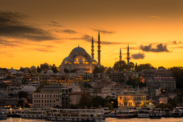 Obraz premium Amazing skyline of Istanbul at sunset with Suleymaniye Mosque, Turkey