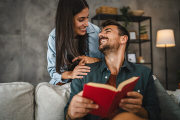 Boyfriend show and explain interesting part of book to his girlfriend