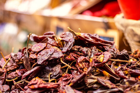 Exhibici&oacute;n de chile guajillo en supermercado