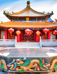 Fototapeta premium Chinese Temple with Dragon Sculpture