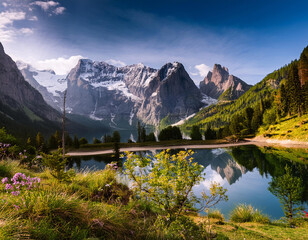 Photo de paysage de montagne fleuri et arbor&eacute; autour du lac