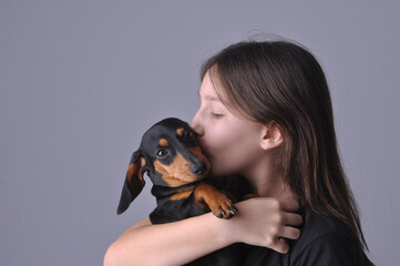 adolescente estilosa com cachorro fofo duchshund, amor, carinho e proteção animal 