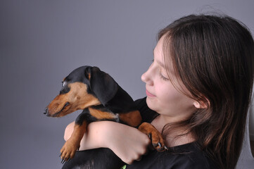 adolescente estilosa com cachorro fofo duchshund, amor, carinho e proteção animal 