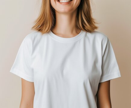 Mockup de camiseta feminina b&aacute;sica, perfeita para visualizar diferentes estampas e designs