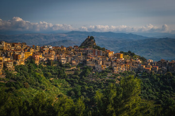 Obraz premium Homes on the slopes of Etna - Centuripe, Enna. June 2023