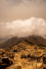 Cima de la montañas con nubes y niebla