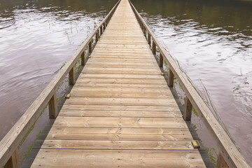 Obraz premium 古い木の橋 Old long road bridge made of wood