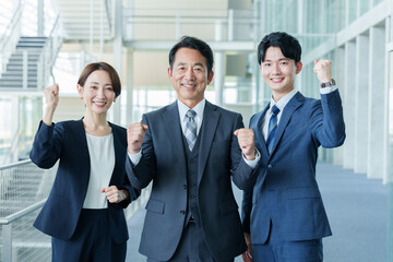ガッツポーズをするビジネスパーソン