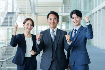 ガッツポーズをするビジネスパーソン