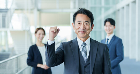 ガッツポーズをするビジネスパーソン