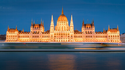 Fototapeta premium Hungarian parliament building with passing boat