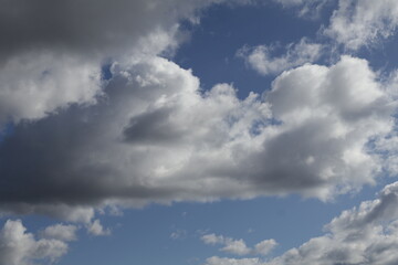 Fototapeta premium Toma de lejos de unas bellas nubes en un cielo de color azul radiante en la tarde