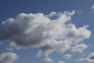 Toma de lejos de unas bellas nubes en un cielo de color azul radiante en la tarde