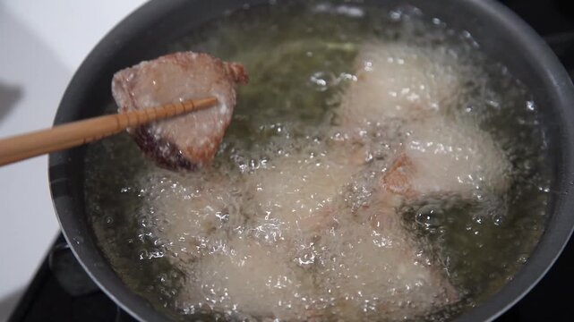 カツオの竜田揚げを作る様子