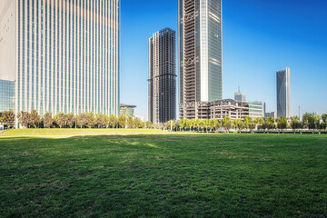 Obraz premium Urban Park with Contemporary Skyscrapers on a Clear Day