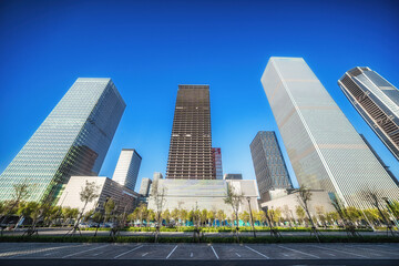 Fototapeta premium Skyscrapers Reflected on Car Surface in Urban Setting
