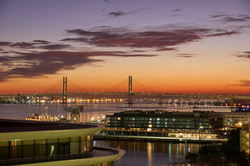 【横浜】ライトアップされた朝焼けの横浜港