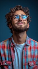 Obraz premium Young man delighted with the high-caliber ratings of his digital marketing campaigns, illustrating professional pleasure and quality results.