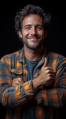 Obraz premium Young man delighted with the high-caliber ratings of his digital marketing campaigns, illustrating professional pleasure and quality results.