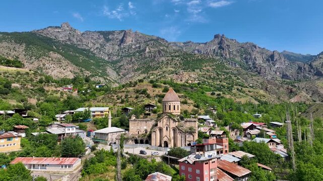 &Ouml;şvank Church is in &Ccedil;amlıyama&ccedil; Village of Uzundere District. It is famous for its colorful stone decorations and relief figures, Erzurum