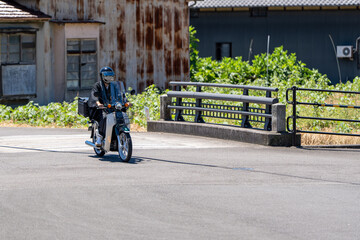 バイクに乗るお坊さん