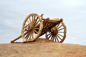 Obraz premium Photo of a traditional Chinese style wooden handcart in the desert