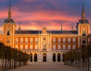 Fototapeta premium A stunning sunset bathes the royal palace in golden light in Europe