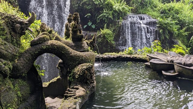 Skulpturen des Taman Beji Griya Waterfalls auf indonesischer Insel Bali