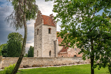 Die alte Kirche von Højerup an ser Ostküste Dänemarks